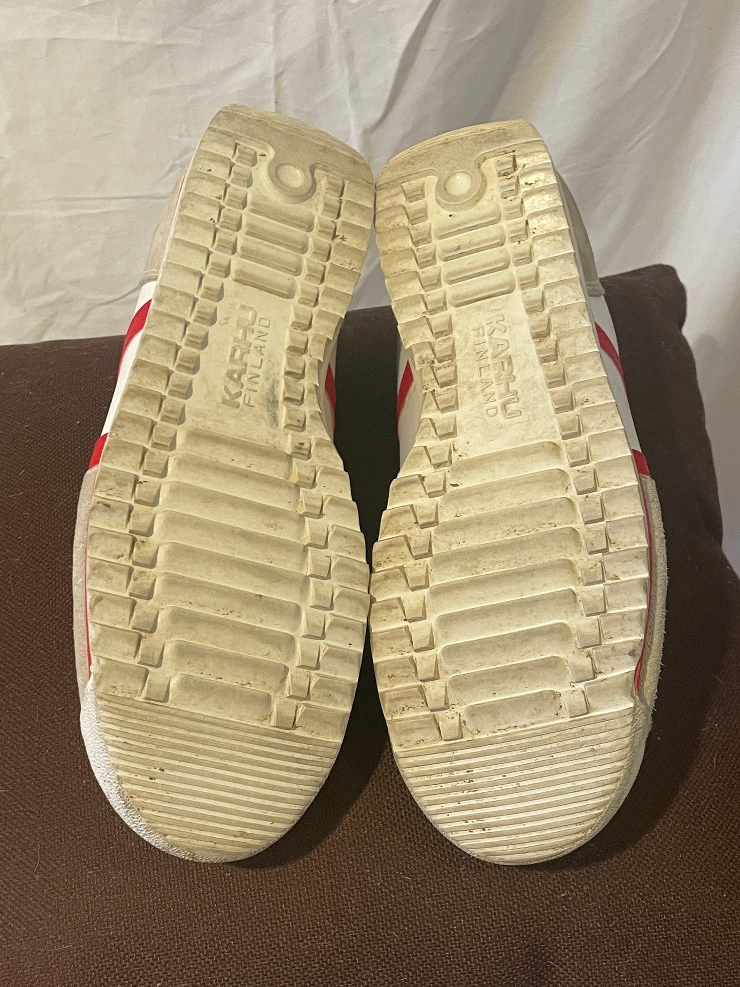 Sz 40 (US women's 9) VINTAGE Karhu of Finland Sneaks