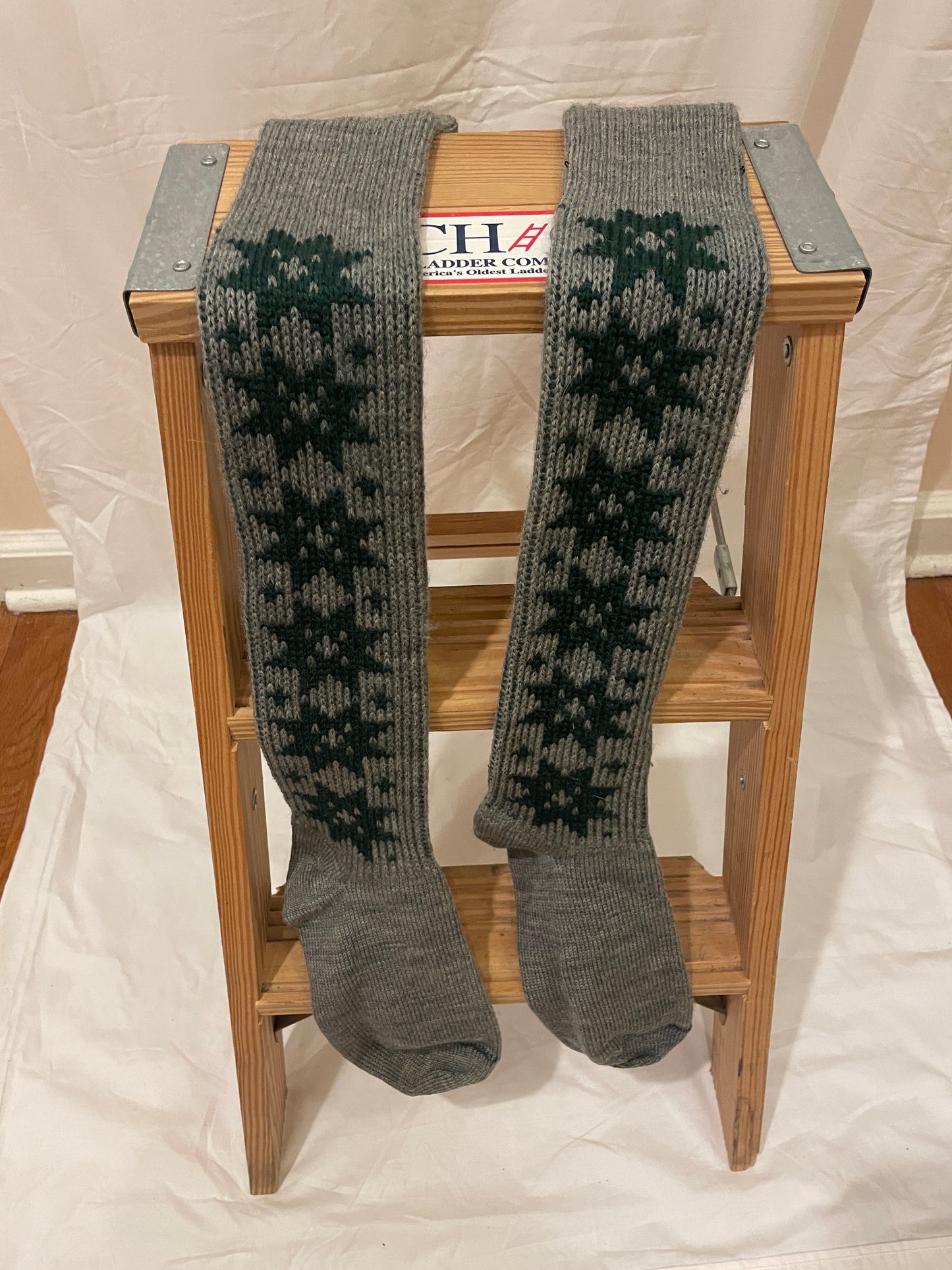 Size L - Vintage Cross-Country Ski Wool Knicker Socks - Grey with Green Snowflakes!