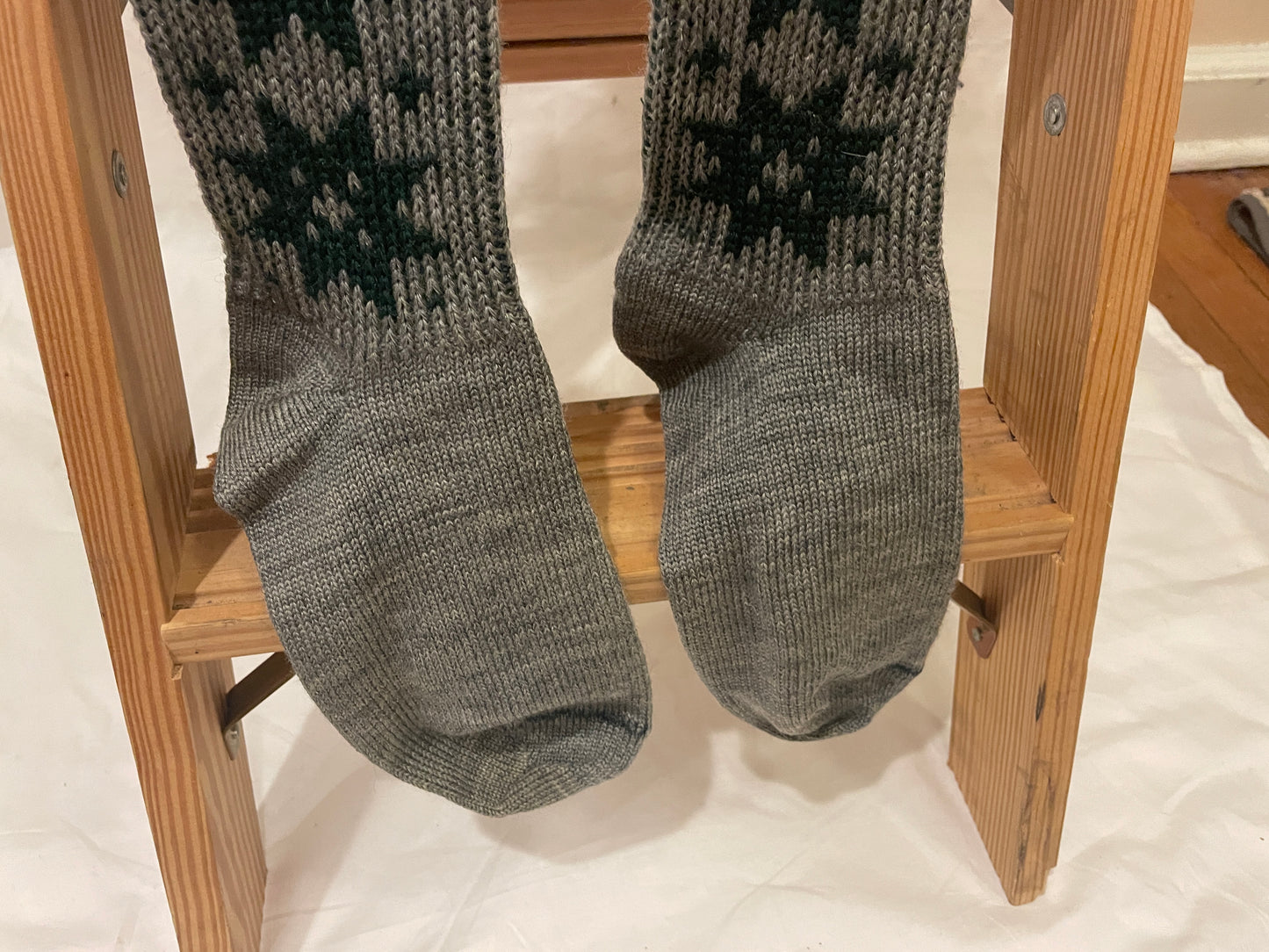 Size L - Vintage Cross-Country Ski Wool Knicker Socks - Grey with Green Snowflakes!