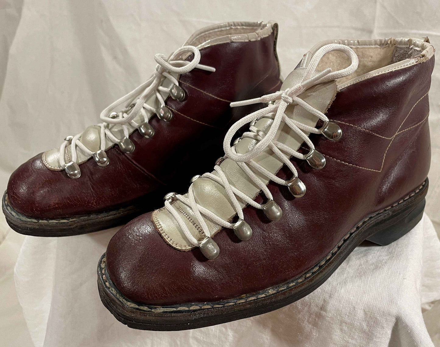 Size 38 (US Women's 7.5) - 1960s Vintage Ski Boots - Beautiful Burgundy Colour - Made/Bought in Finland