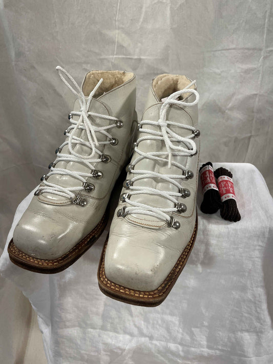Size 39 (US Women's 8/8.5) - 1960s Vintage Ski Boots - Barely Used - Made in Finland, Bought in Finland!
